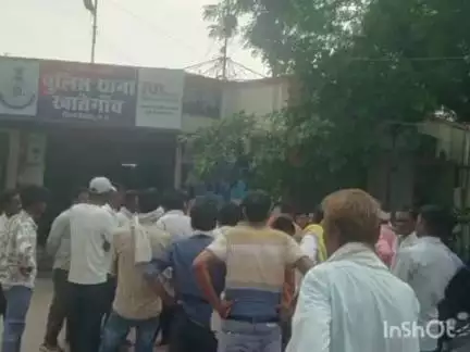 देवास नगर: युवती को युवक कर रहा था परेशान, परिजन सहित समाज के लोग बड़ी संख्या में पहुंचे खातेगांव पुलिस थाना