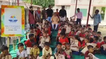 હાંસોટ: હાંસોટ તાલુકાના સાહોલ ગામની  પ્રાથમિક શાળાના વિદ્યાર્થીઓને યુનિફોર્મ અને ટ્રેક-શૂટ સહિતની સામગ્રીની મદદ કરવામાં આવી હતી