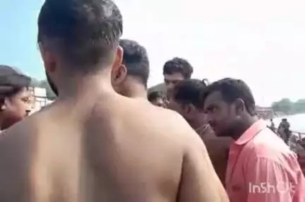 हरिद्वार: हरकीपौड़ी पर युवकों ने फोटोग्राफर की जबरदस्त पिटाई की, वीडियो वायरल, पुलिस जांच में जुटी
