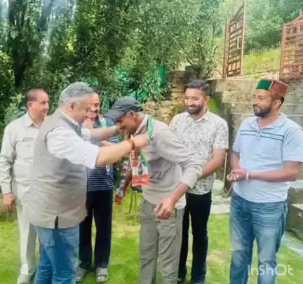 जुब्बल: ग्राम पंचायत थरोला व मंढोल से भाजपा के सक्रिय कार्यकर्ता भाजपा छोड़कर कांग्रेस में हुए शामिल