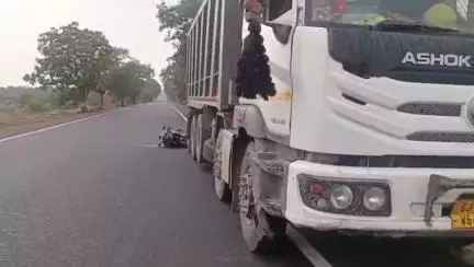 વાલિયા: વાલિયા-નેત્રંગ માર્ગ ઉપર વાડી ત્રણ રસ્તા આગળ ઉભેલ હાઈવા ટ્રકમાં બાઈક ભટકાતા અક્સ્માત સર્જાયો