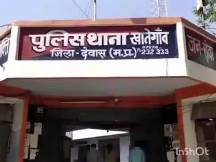 देवास नगर: खातेगांव थाने में टीआई के केबिन में सोते रहे पुलिसकर्मी, जनता एफआईआर के लिए तरसती रही