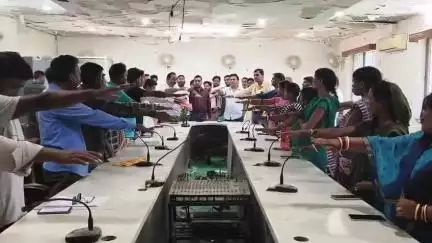 मारगोमुंडा: मार्गोमुंडा प्रखण्ड कार्यालय परिसर में प्रखण्ड,अंचल कर्मी व अन्य लोगों ने विश्व रक्तदान दिवस पर ली शपथ।