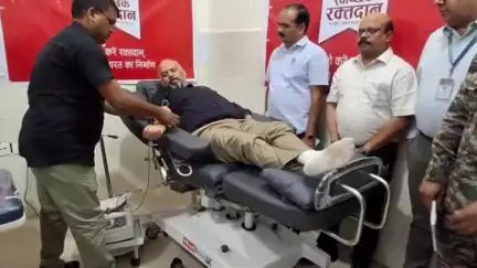 गाज़ीपुर: विश्व रक्तदान दिवस पर गाजीपुर मेडिकल कॉलेज में रक्तदान शिविर का आयोजन, प्राचार्य डॉ. आनंद मिश्रा ने किया रक्तदान