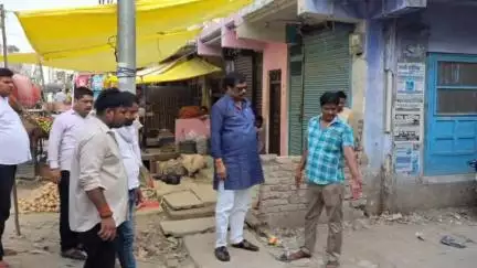 गोंडा: इटियाथोक बाजार में हो रहे निर्माण कार्यों का क्षेत्रीय विधायक ने किया निरीक्षण, गुणवत्ताओं के बारे में ली जानकारी