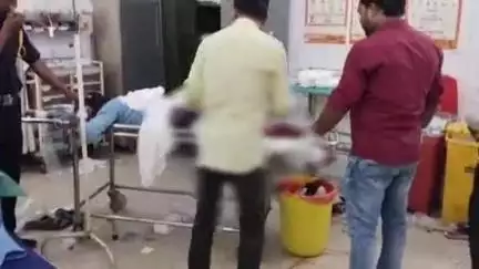 चंदौली: नौबतपुर के पास हाईवे पर बाइक सवार युवक के दोनों पैरों पर अनियंत्रित डंपर चढ़ा, हालत नाजुक, एक बाल-बाल बचा
