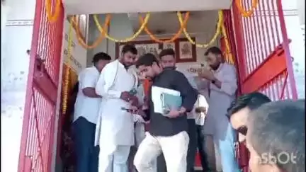 मुशहरी: कोर्ट परिसर स्थित हनुमान मंदिर में अधिवक्ताओं ने की आराधना, जिला जज और उपमुख्यमंत्री भी शामिल हुए
