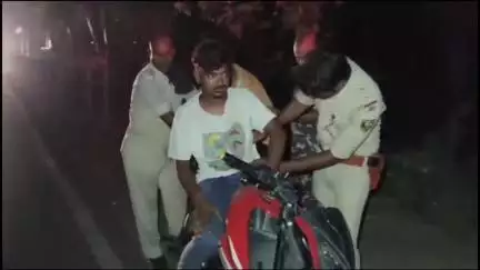 पारू: जलिलनगर चेकपोस्ट पर वाहन चेकिंग के दौरान लोडेड कट्टा के साथ दो बाइक सवार बदमाश गिरफ्तार