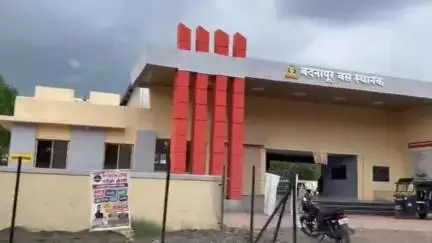 बदनापूर: बस स्थानकाची सुरक्षा भिंत कोसळली, जीवितहानी नाही कारवाई करण्याची मा. आ.संतोष सांबरे यांची बस स्थानक येथे मागणी