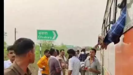 प्रतापगढ़: चंदौली से लखनऊ जा रहे दो बसों पर सवार पुलिस कर्मियों की रोडवेज ढखवा बाजार के पास आपस में टकराई, 6 घायल