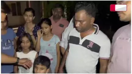 झाँसी: रात के ढाई बजे बिजली घर पहुंचे बच्चों से कर्मचारी बोला यही बिछाओ बिस्तर और सो जाओ।  #jhansi  #झाँसी #jhansicity #UttarPradesh #UPPCLLKO #UPPCL