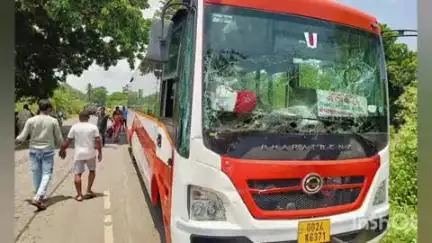 ମାଲକାନଗିରି: ଜାନବାଇ-ଇନ୍ଦ୍ରାବତୀ ବସ ଆପନମାଲା ନିକଟରେ ଦୁର୍ଘଟଣାଗ୍ରସ୍ତ, ଅଳ୍ପକେ ବର୍ତ୍ତିଲେ ଯାତ୍ରୀ