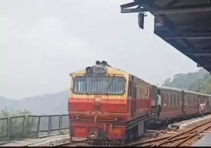 शिमला शहरी: शिमला में 15 दिन बाद पहुंची ट्रेन, कारोबारियों और पर्यटकों में खुशी की लहर