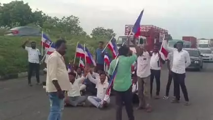 மதுராந்தகம்: சென்னை திருச்சி தேசிய நெடுஞ்சாலையில் புரட்சி பாரத கட்சியினர் சாலை மறியல் ஈடுபட்டதால் போக்குவரத்து பாதிப்பு