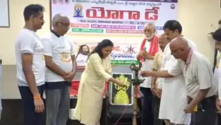 భీమవరం: నిరంతర యోగాతో సంపూర్ణ ఆయుష్షు, పట్టణంలో యోగాంధ్ర కార్యక్రమంలో పాల్గొని మాట్లాడిన వన్ టౌన్ సిఐ నాగరాజు