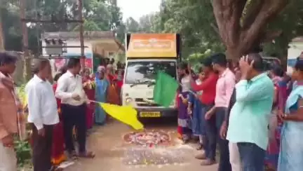 ରାୟଗଡା: ଗୁଡାରି ବ୍ଲକର କଦମା ଗ୍ରାମପଞ୍ଚାୟତ କାର୍ଯ୍ୟାଳୟ ପରିସରରେ ବିକାଶ ବାହାନ ରଥକୁ ସ୍ୱାଗତ କଲେ  ସ୍ଥାନୀୟ ବାସିନ୍ଦା
