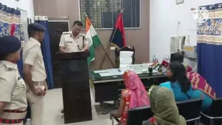 बगहा: बगहा में एसपी जन सुनवाई में लोगों की समस्याओं से रूबरू हुए