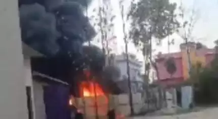 बेगूसराय: हरपुर कैंपस में आग लगने के कारण कार और ट्रैक्टर जलकर राख, जांच में जुटी पुलिस