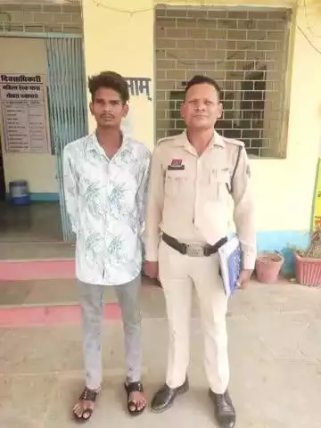 अभनपुर: गोबरा नवापारा थाना क्षेत्र में पुलिस ने गिरफ्तारी वारंटी अभियुक्त को पकड़ा