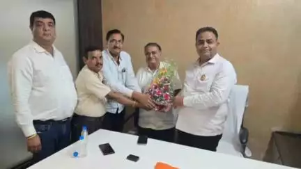 मुंगेली: छत्तीसगढ़ चैंबर ऑफ कॉमर्स एंड इंडस्ट्रीज के प्रदेश अध्यक्ष सतीश थोरानी से मुंगेली के प्रेम आर्य मिले