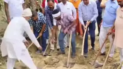 पुवायां: भैसी नदी को पुनर्जीवित करने के लिए चलाया जा रहा है बड़ा अभियान, कमालपुर पहुंचे एडीएम अरविंद कुमार