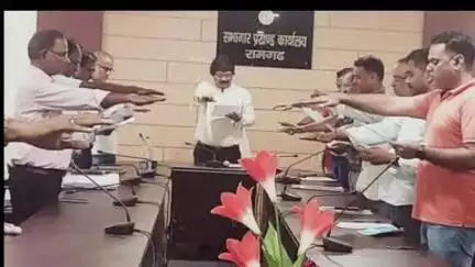 रामगढ़: रामगढ़ प्रखंड सभागार में बीडीओ की अध्यक्षता में रक्तदान दिवस पर अधिकारियों व कर्मचारियों ने रक्तदान की शपथ ली