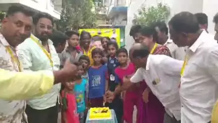 తల్లికి వందనం పథకం హర్షం వ్యక్తం చేస్తున్న లబ్ధిదారులు ..కాకినాడలో రాష్ట్ర ముఖ్యమంత్రి చంద్రబాబు ఫ్లెక్సీ కి పాలాభిషేకం