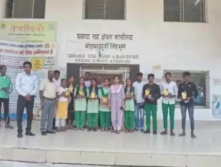 बोराम: एसडीएम शताब्दी मजूमदार ने बोड़ाम के मैट्रिक व इंटर के टॉपर्स को सम्मानित किया