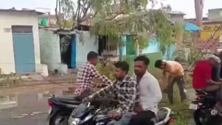 लाडपुरा: कोटा में आंधी से मकान का छज्जा गिरा, 6-7 लोग घायल, एक मकान पर पेड़ गिरने से एक अन्य घायल, सिविल डिफेंस ने किया रेस्क्यू