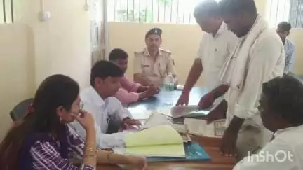 आलमनगर: आलमनगर थाना परिसर में शनिवार को लगा जनता दरबार, अंचलाधिकारी ने जमीन के 5 मामलों की सुनवाई की