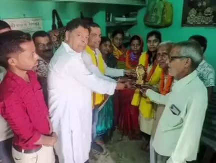 पटमदा: इंटर साइंस की जिला टॉपर अतोषी मिश्रा को परशुराम शक्ति सेना ने किया सम्मानित