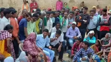 थानखम्हरिया: अमलडीहा में नाबालिक की संदिग्ध मौत को लेकर ग्रामीणों की बैठक हुई, जिला पंचायत सदस्य सुशीला जोशी रही मौजूद