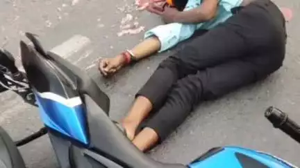 मुशहरी: सदर थाना क्षेत्र में ट्रक की चपेट में आने से एक युवक की मौत, एक दोस्त घायल