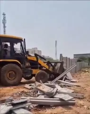 चीनोर: शहर के डोंगरपुर में बेशकीमती ढाई बीघा जमीन से हटाया गया अतिक्रमण