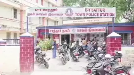 சாத்தூர்: பாரதி நகர் பகுதியில் உறவினர் வீட்டில் தென்னை மரத்தில் இளநீர் பறிக்க மரத்தில் ஏறியவர் தவறி விழுந்து உயிரிழப்பு