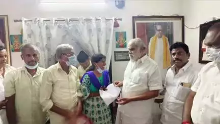 திண்டுக்கல் கிழக்கு: 28 பேருக்கு நியாயவிலை கடை பணிநியமன ஆணையை துரைராஜ் நகர் இல்லத்தில் அமைச்சர் ஐ.பெரியசாமி வழங்கினார்