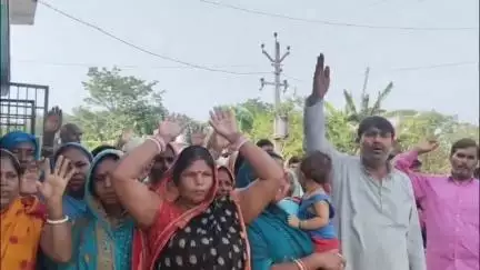 सरैया: बिसरपट्टी में ट्रांसफार्मर जलने से डेढ़ महीने से बिजली बाधित, ग्रामीणों का ट्रांसफार्मर के पास प्रदर्शन