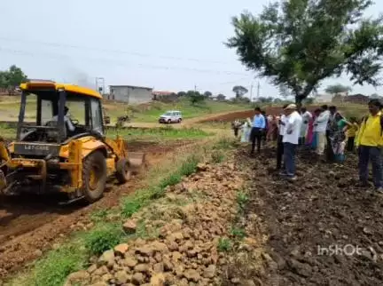 थांदला: खवासा में कलेक्टर के निर्देशन में एसडीएम ने लगाया कैंप कोर्ट, अतिक्रमण पर की कार्रवाई