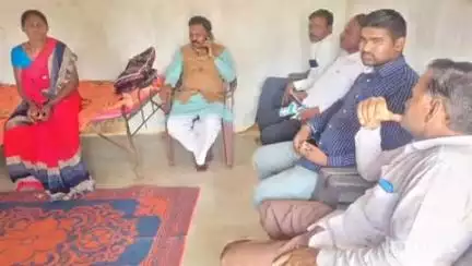 आरमोरी: वाघाचा हल्ल्यात मृत देलोडा येथील महिलेचा कूटूंबियाची माजी खा अशोक नेते यानी भेट घेत केले सात्वन
