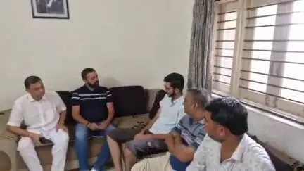 અમદાવાદ ખાતે પ્લેન દુર્ઘટનામાં જેતપુરના વિદ્યાર્થીનો આબાદ બચાવ થયા તેમના ઘરે ધારાસભ્ય જયેશ રાદડિયાએ ખબર અંતર પૂછ્યા હતા