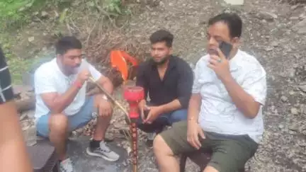 टिहरी: पर्यटक स्थल धनोल्टी में 'ऑपरेशन लगाम' के तहत सड़क किनारे खुलेआम हुक्का पी रहे 4 पर्यटकों पर पुलिस ने की चालानी कार्रवाई