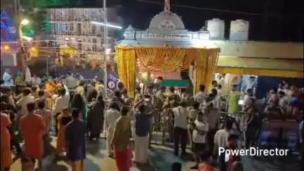 नैनीताल: देश-विदेश से आए श्रद्धालु संध्या आरती में भावविभोर होकर बाबा जी की भक्ति में रहे मग्न
