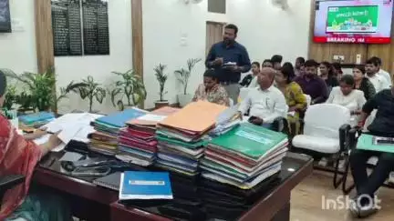 हाजीपुर: वैशाली DM ने राजस्व मामलों की प्रगति को लेकर कार्यालय कक्ष में की समीक्षा बैठक