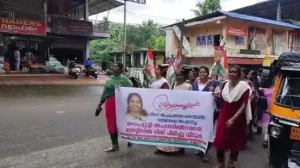 വെള്ളരിക്കുണ്ട്: വിമാനാപകടത്തിൽ മരിച്ച യുവതിയെ അധിക്ഷേപിച്ച ഡെപ്യൂട്ടി തഹസിൽദാർക്കെതിരെ ടൗണിൽ മഹിള കോൺഗ്രസ് പ്രതിഷേധം