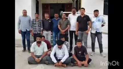 ખંભાળિયા: મોટા કાલાવડ ગામે ચાલતો જુગારનો અખાડો ઝડપાયો, રૂ. 98 હજારના મુદામાલ સાથે 5 જુગારી ઝડપાયા અને 1 ફરાર