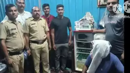 आर्वी: इंदिरा मार्केट येथील एका हॉटेलवर डीवायएसपी पथकाचा छापा, विदेशी दारूसह फ्रिज, चेअर-टेबल पोलिसांनी केले जप्त