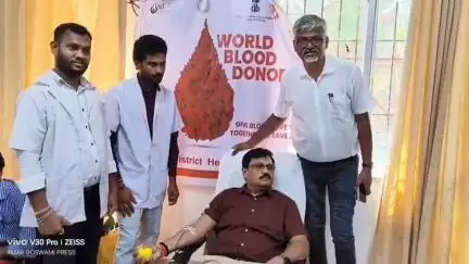लोहरदगा: समाहरणालय में उपायुक्त की उपस्थिति में विश्व रक्तदाता दिवस पर रक्तदान शिविर आयोजित, 49 लोगों ने किया रक्तदान