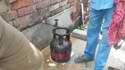 চুঁচুড়া-মগরা: গ্যাস সিলেন্ডারের পাইপ থেকে আগুন ব্যান্ডেল রায়বাজার কলোনিতে