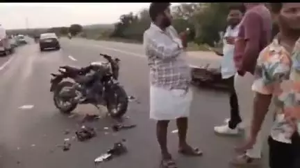 అందుగుల కొత్తపాలెం సమీపంలో ఎదురెదురుగా 2 ద్విచక్ర వాహనాలు ఢీ, యువకుడు మృతి, మరొకరికి గాయాలు