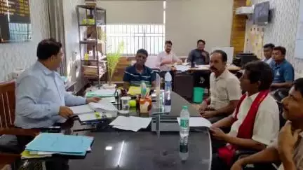 बेंगाबाद: टिकोडीह राशन डीलर की शिकायत को लेकर भाकपा माले की टीम डीसी ऑफिस पहुंची, डीएसओ को सौंपा आवेदन